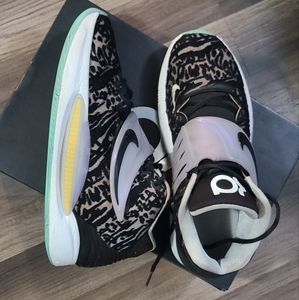KD basketball shoes size 10 in original box